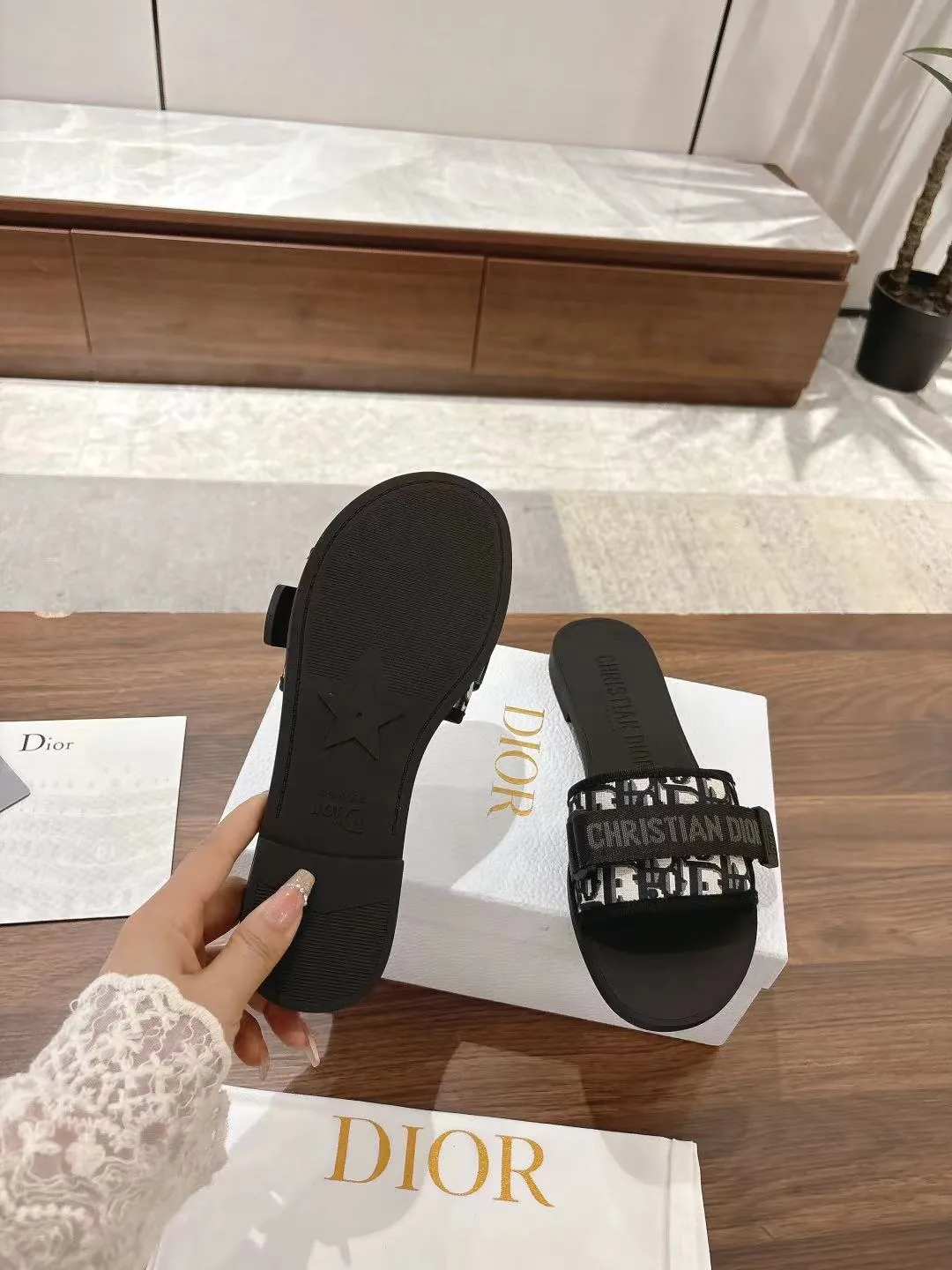 👟👟Ex-factory price 380👟👟 Dior D’s latest series of Velcro buckle sandals and slippers in new colors! Perfect reproduction of the original version, the most popular color matching fabric, super layered ▪️Original molded high-end TPU outsole (not ordinary rubber) ▪️Very comfortable and easy to walk. All upper materials are custom-made from the original ▪️3D electric embroidered three-dimensional cloth surface, very versatile, a must-have for lazy people in summer ▪️Number of yards: 35-41